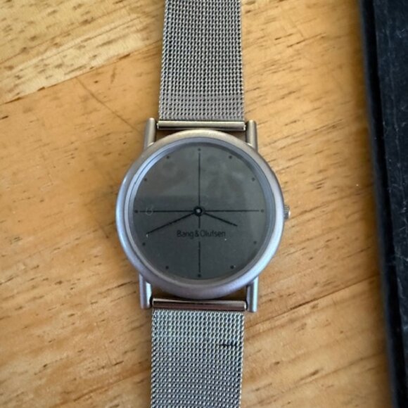 Beowatch 9750 refurbished BANG & OLUFSEN OLUESEN J0 LUFSEN  Slim line watch with Bang and Olufsen logo/branding.